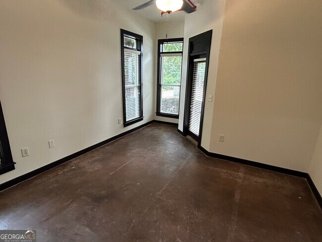 Building Photo - 250 Martha Dr
