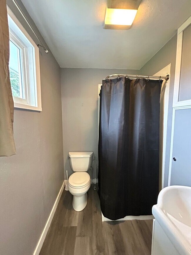 Building Photo - Charming 4 Bedroom Home with Fully Fenced Yard