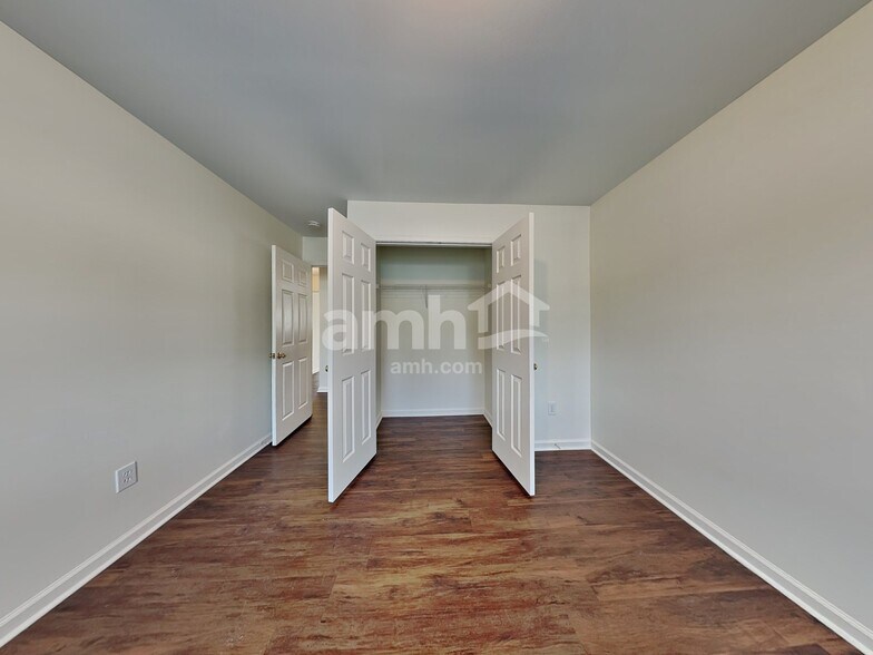Building Photo - 218 Bellport Dr