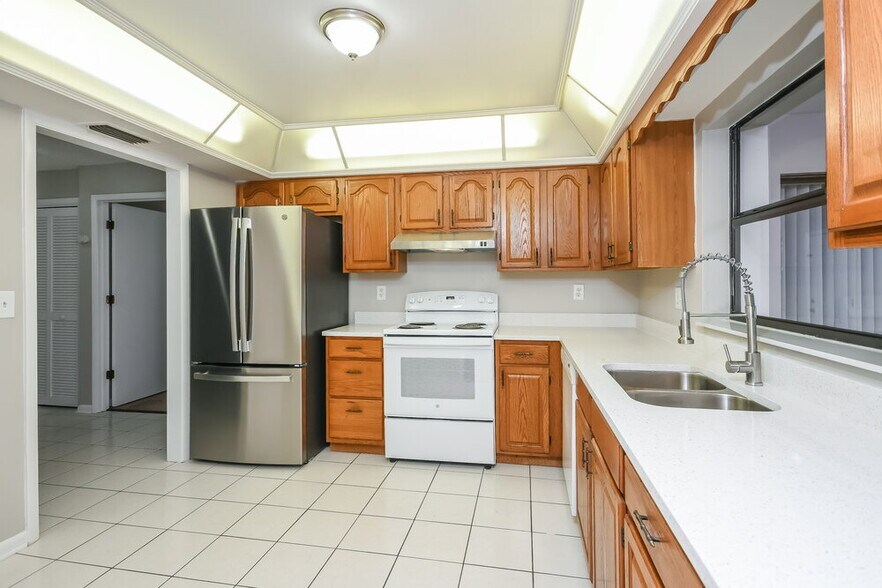 Building Photo - 104 Lake Daisy Terrace