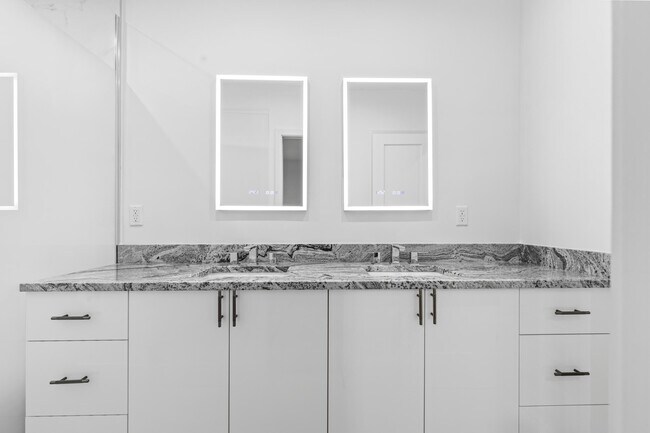 Building Photo - 11311 Pond View Dr