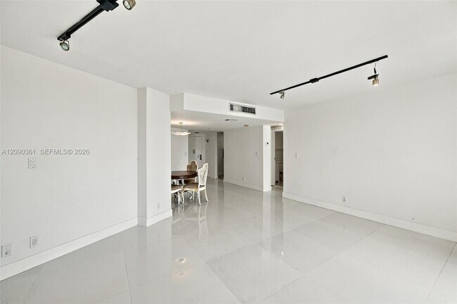 Building Photo - 3475 N Country Club Dr