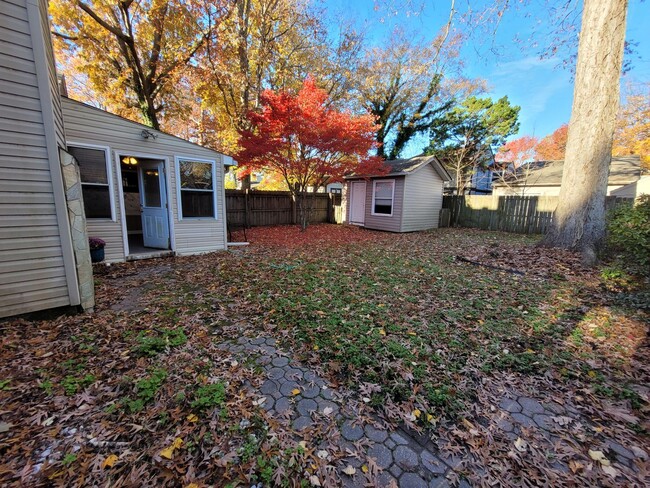 Building Photo - 5 Bedroom 3 Bath Home with Sunroom in Virg...