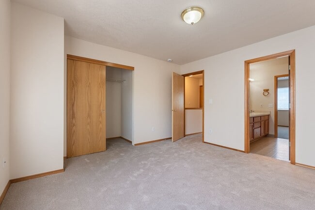 Building Photo - Spacious 2-Bedroom Duplex in SE Portland