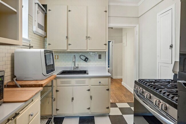 Building Photo - 56 Elm St