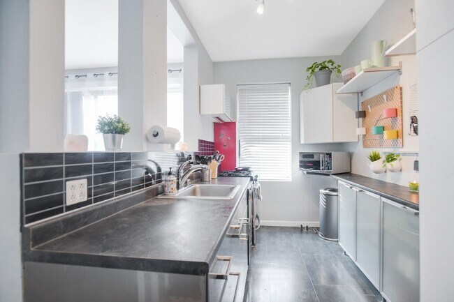 Building Photo - 148 37th St