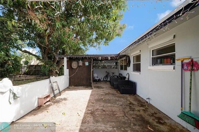 Building Photo - 6851 SW 22nd Ct