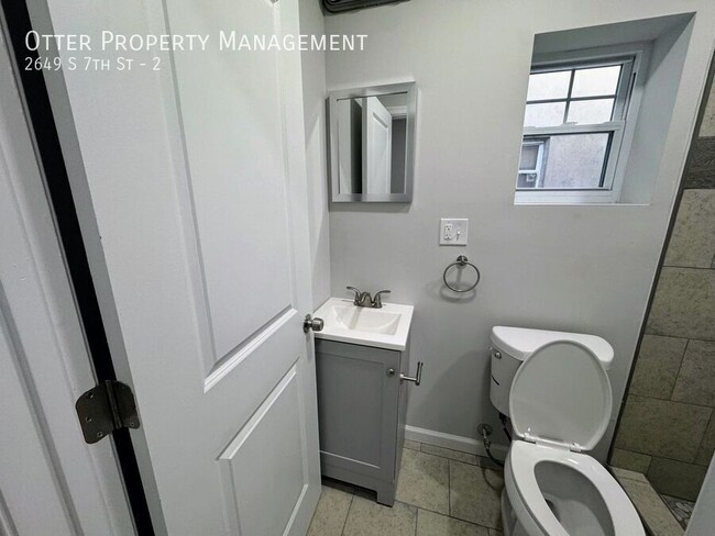 Building Photo - Charming 2BR/1BA Apartment with Hardwood F...