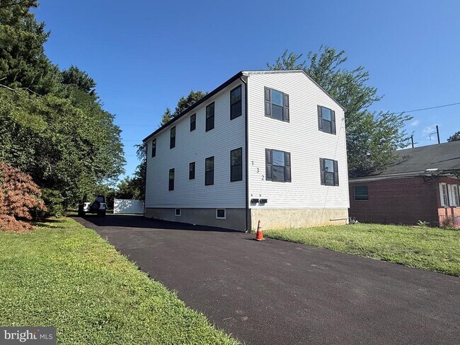 Building Photo - 132 Yale Ave