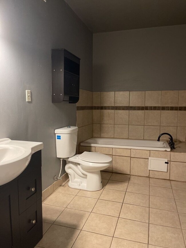 Building Photo - Spacious House in the U of M Area! Coming ...