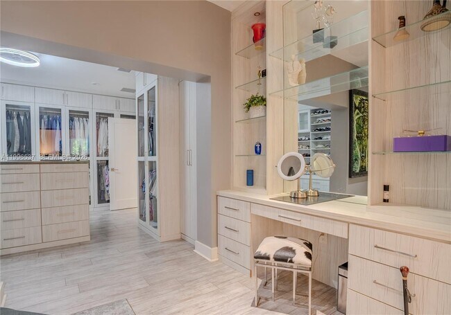 Building Photo - 231 Fluvia Ave