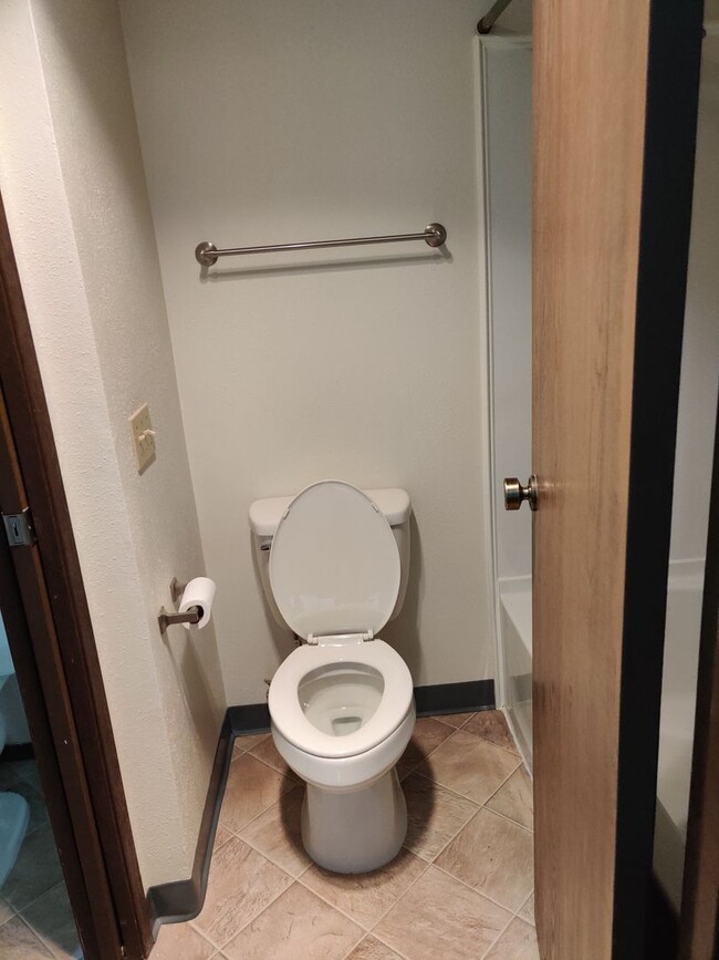 Building Photo - Beautiful 2 bedrooms 1.5 Bath