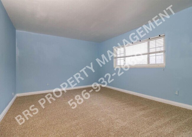 Building Photo - Upper end-unit condo in desirable Rochester Hills