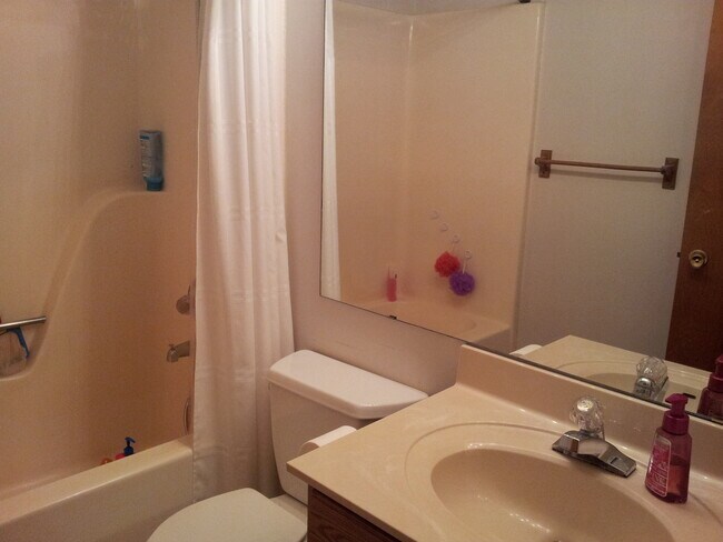 Building Photo - comfy home for rent