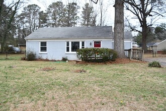 Building Photo - Great location! 2 bedroom 1 bath with a bo...