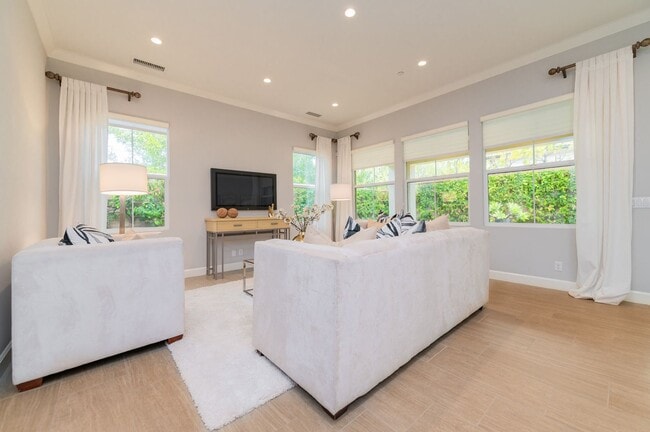 Building Photo - Fully Renovated 2 Bed, 2.5 Bath + Den Single Story Home Available NOW in Eastwood Village in Irvine!