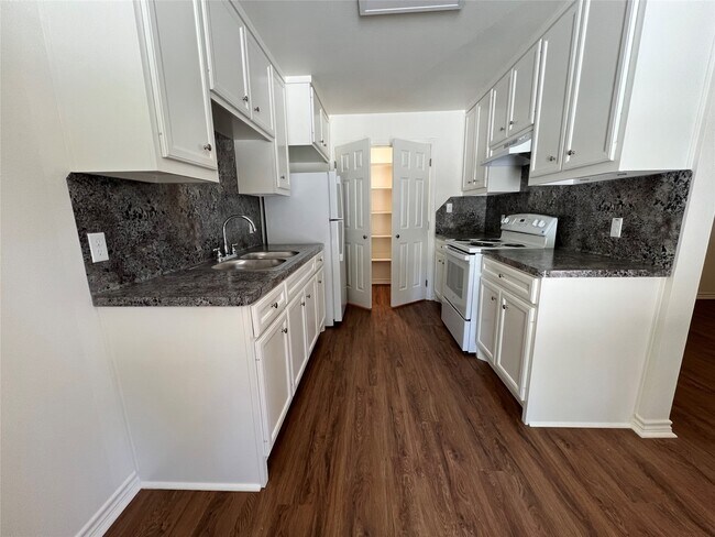 Building Photo - 1231 Sycamore Ave