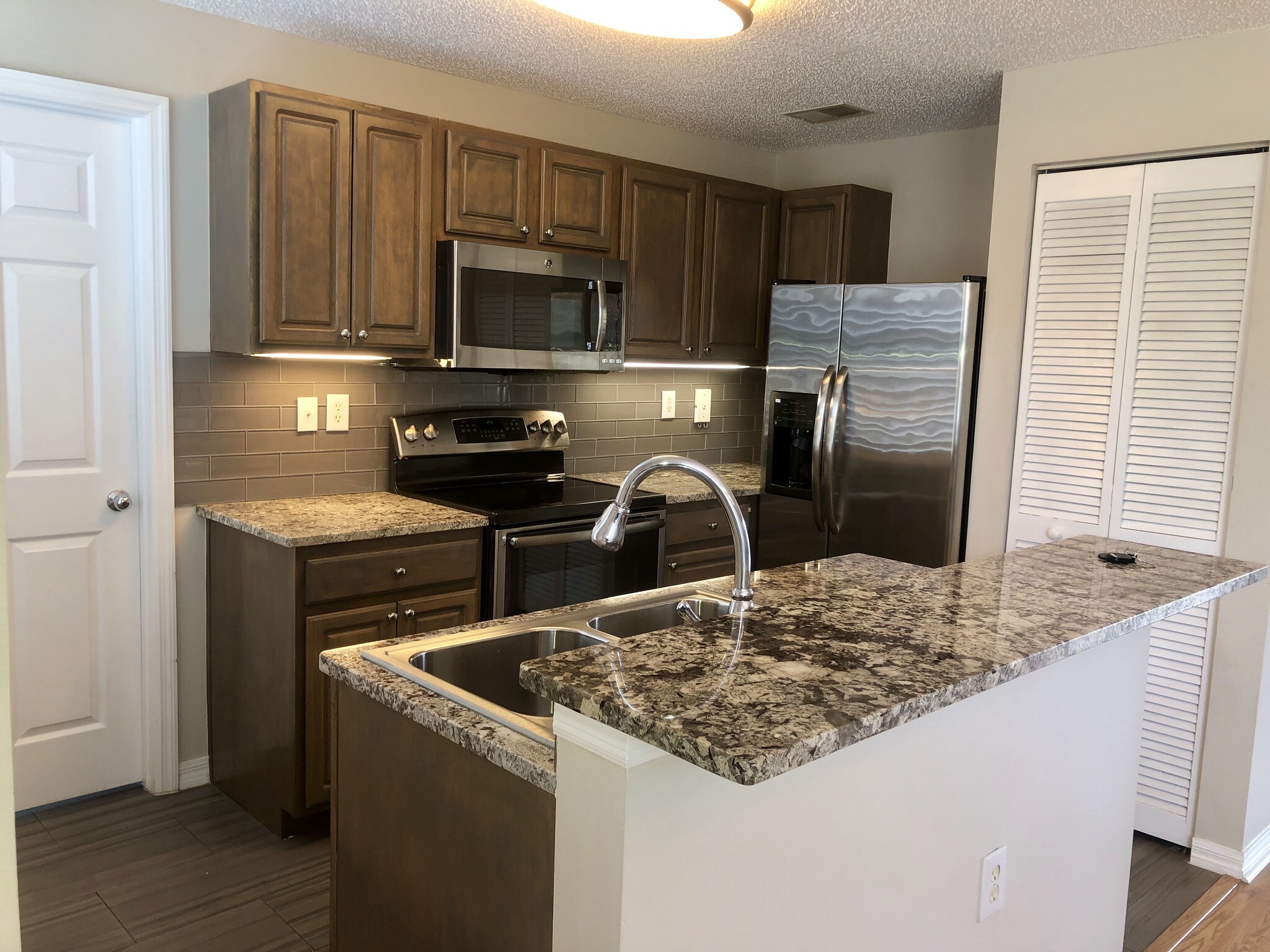 Upgraded kitchen - 5510 Bentgrass Dr