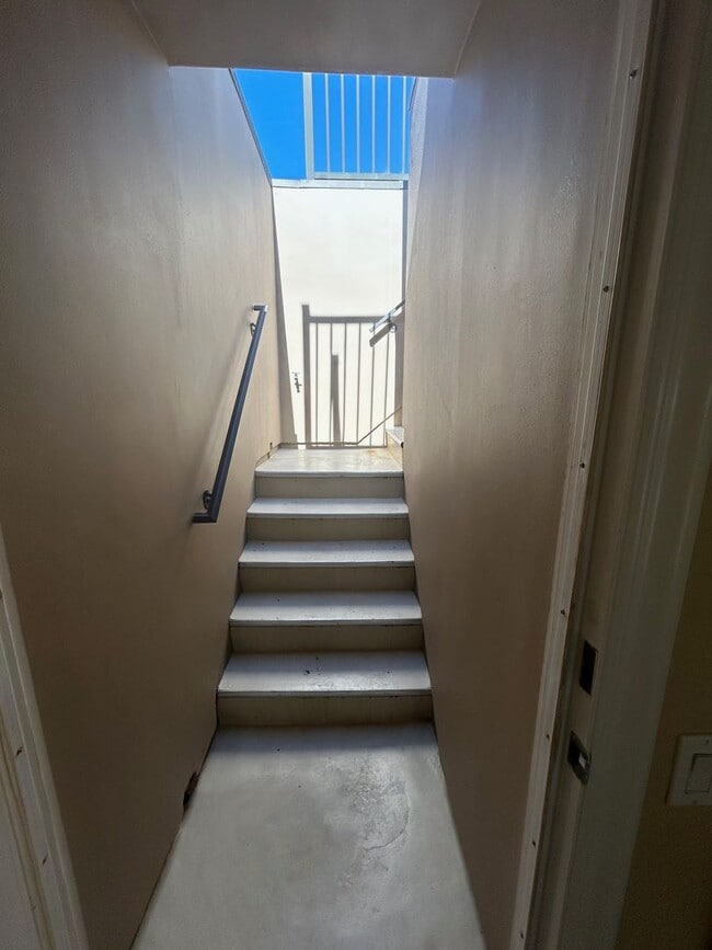 Building Photo - Amazing 3 story free standing contemporary house with terrific ocean views in Playa Del Rey