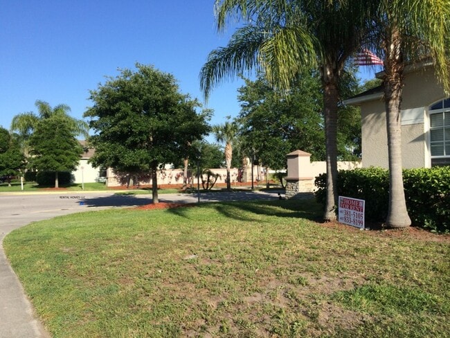 Building Photo - Three Bedrooms and a Bonus Room and 2 Bath...
