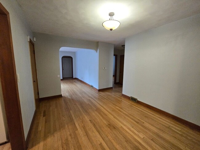 Building Photo - 2 Bedroom House