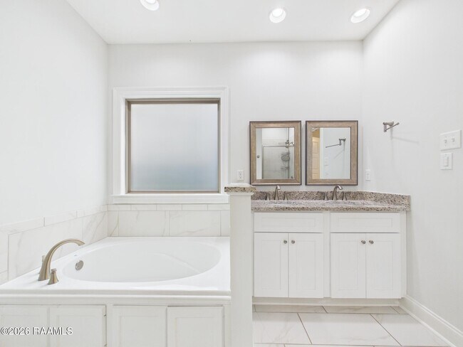 Building Photo - 212 Twin Meadow Ln