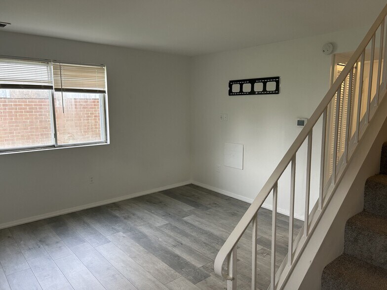 Building Photo - 218 Aster Ln