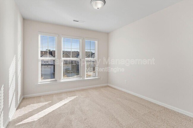 Building Photo - 313 White Oak Ridge Dr