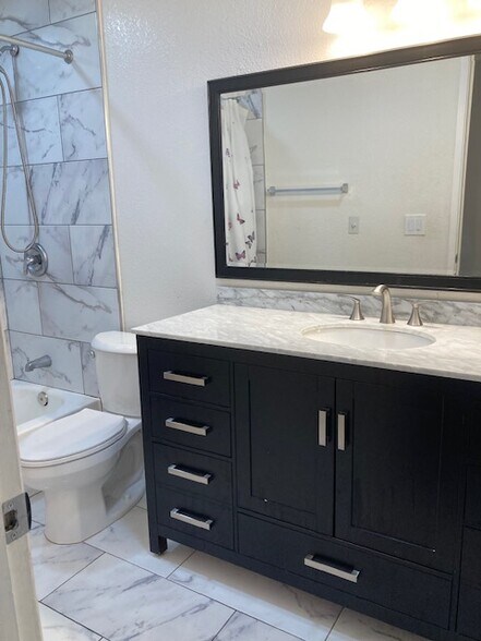 Building Photo - 451 Lighthouse Ct