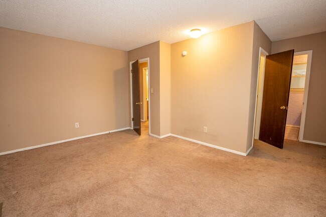 Building Photo - Gorgeous 3 Bed / 2 Bath! Coming soon!