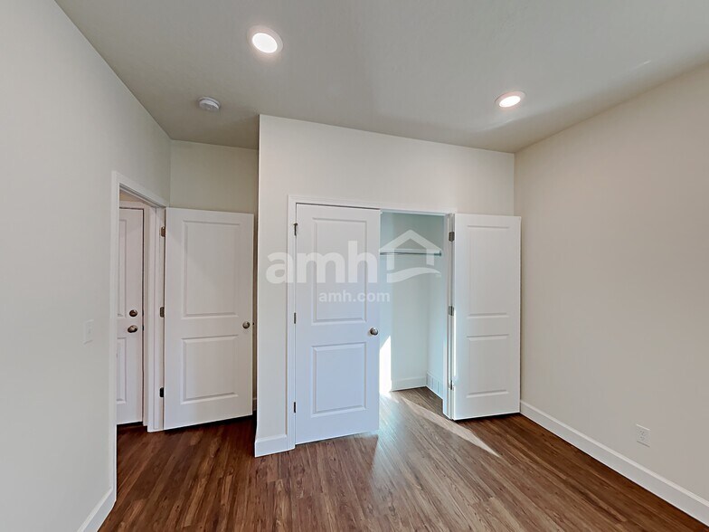 Building Photo - 2992 E S Village Dr