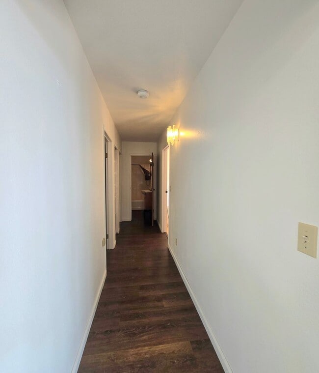 Building Photo - 111 Finch Ln