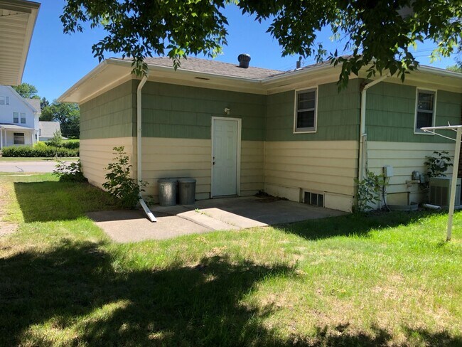 Building Photo - Gorgeous 5 Bed, 2 Bath House Near Concordia and MSUM!