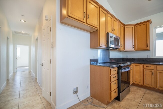 Building Photo - West Side Paradise – Updated 3-Bed, 2-Bath Upstairs Unit