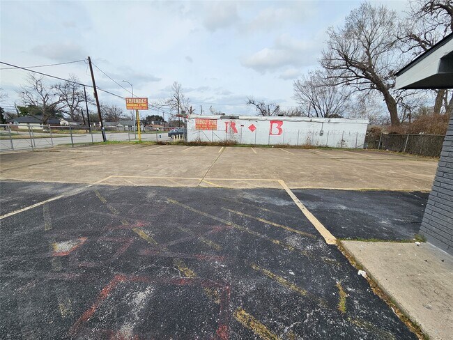 Building Photo - 2116 Lockwood Dr