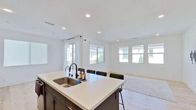 Building Photo - 574 S Motif St