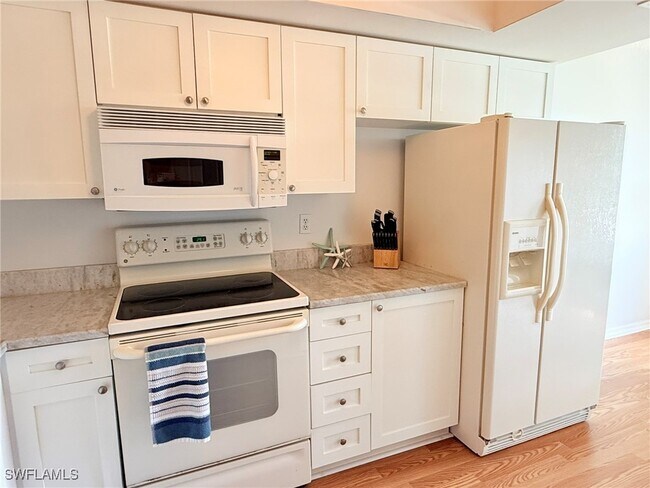 Building Photo - 212 Deerwood Cir