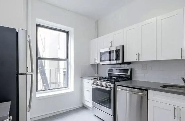 Building Photo - 6 W 107th St