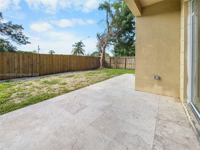 Building Photo - 1736 NE 9th Dr