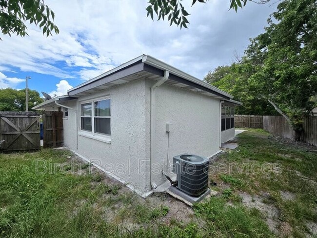 Building Photo - 7435 Live Oak Ln