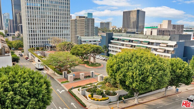 Building Photo - 800 W 1st St