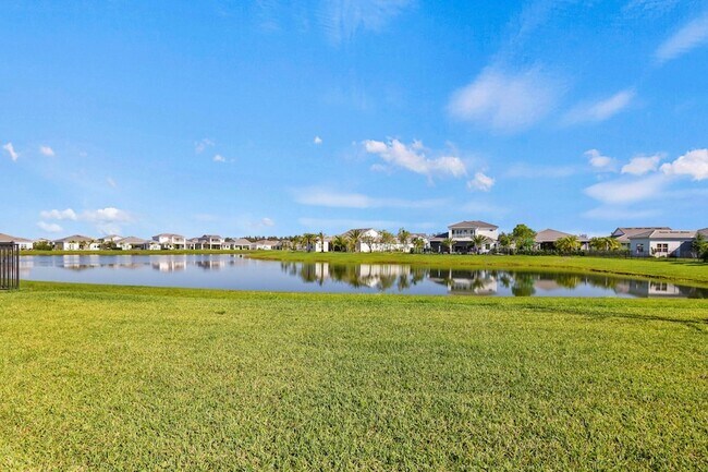 Building Photo - 14823 Wildwood Cir