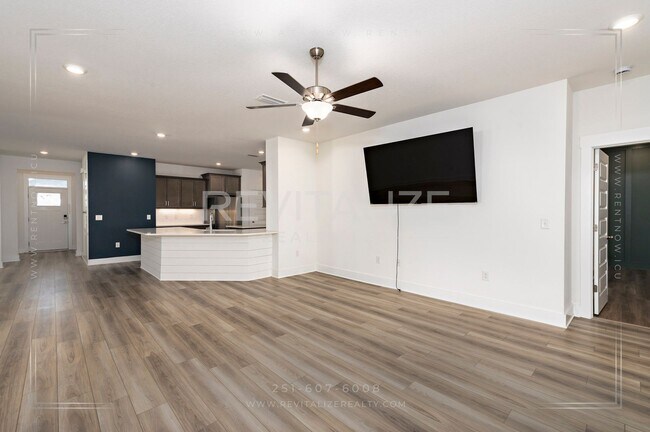 Building Photo - Charming Gold Fortified Home in Live Oak E...