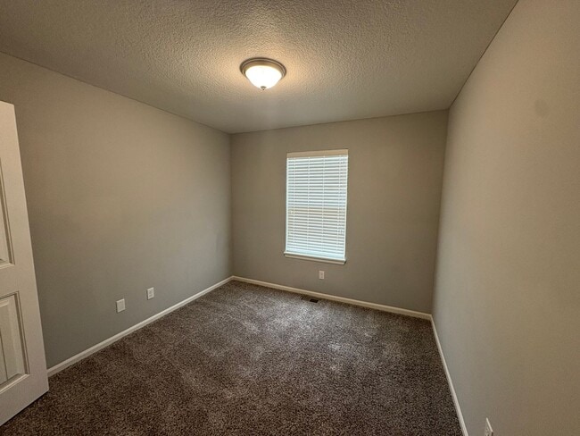 Building Photo - 705 Poplar Cir