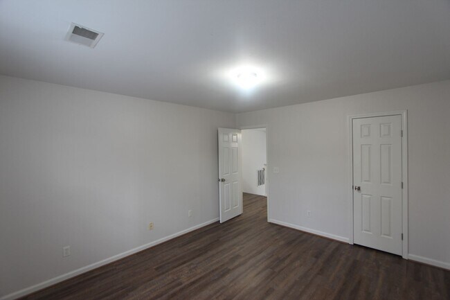 Building Photo - Wonderful and Large 3 Bedroom 2.5 Bath Townhome w/Garage