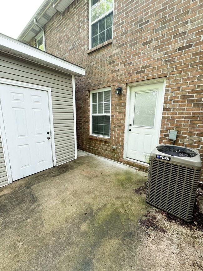 Building Photo - 2 Bedroom 1.5 Bathroom Townhome