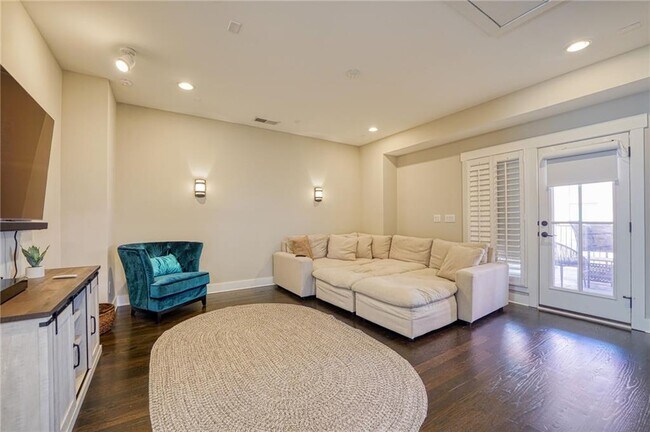 Building Photo - 984 Memorial Walk SE