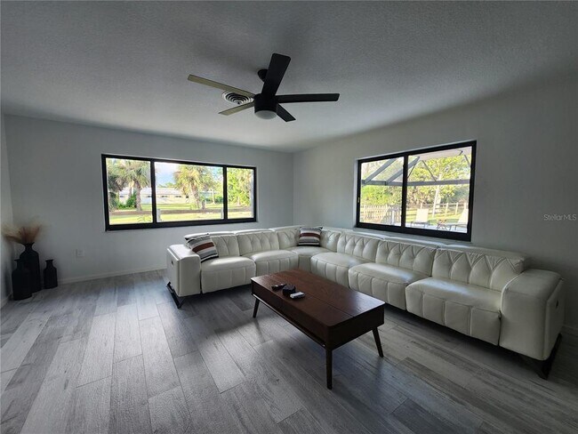 Building Photo - 900 Crestwood Rd