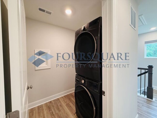 Building Photo - End-Unit Townhome with Fenced Yard, Washer/Dryer included & 2-Car Garage – Comfortable & Convenie...