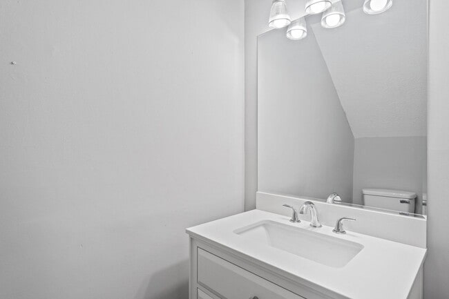 Building Photo - 2 Bedroom 1.5 Bathroom